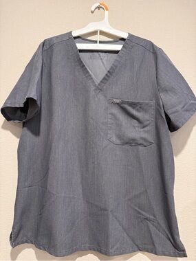 Figs Women’s Short Sleeve V-Neck Scrub Top - Charcoal Gray
